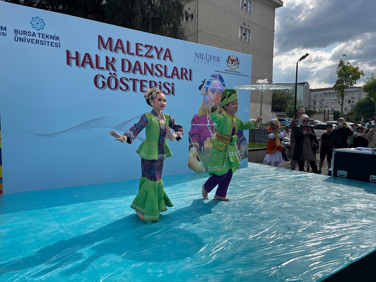 Yıldırım Belediyesince düzenlenen "Gençlik Haftası" etkinlikleri kapsamında Bursa'ya gelen Malezya...