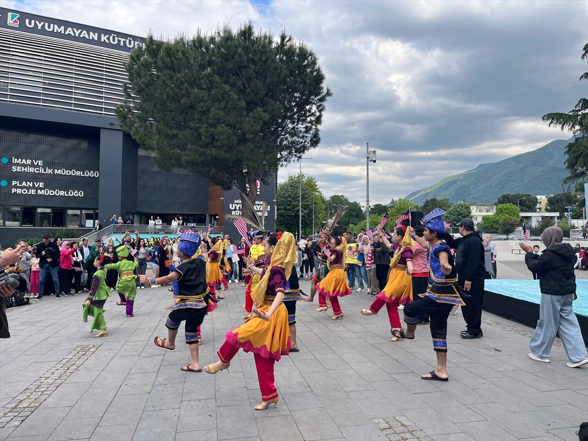 Yıldırım Belediyesince düzenlenen "Gençlik Haftası" etkinlikleri kapsamında Bursa'ya gelen Malezya...