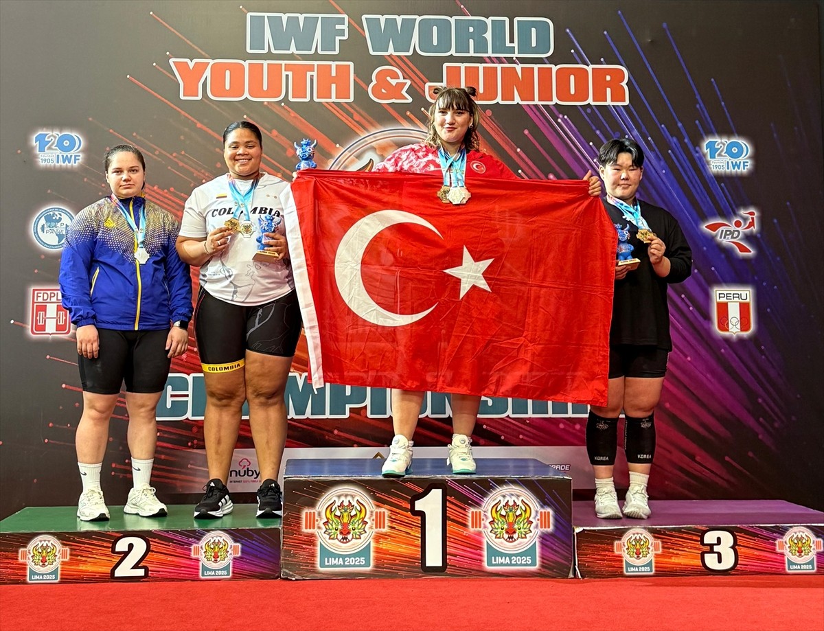 Yıldızlar ve Gençler Dünya Halter Şampiyonası'na genç kadınlar +87 kilo kategorisinde katılan...