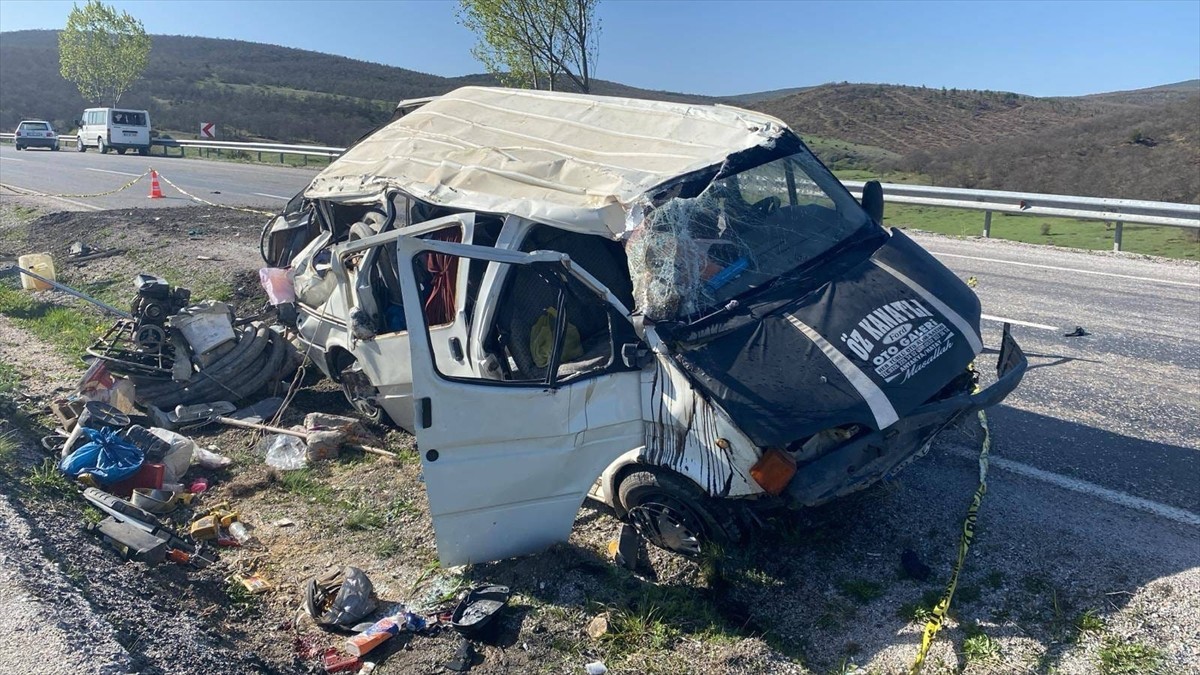 Yozgat'ın Akdağmadeni ilçesinde minibüsün refüje devrilmesi sonucu 1 kişi hayatını kaybetti, 2...