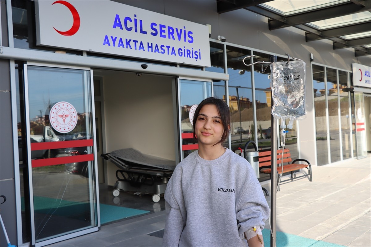 Yozgat'ın Yerköy ilçesinde, doğum günü kutlamasında ikram edilen yaş pastadan yiyen 12 öğrenci...