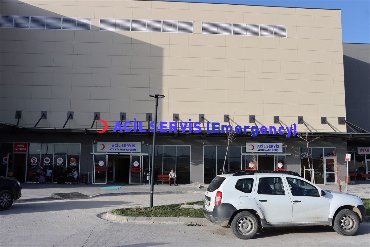 Yozgat'ın Yerköy ilçesinde, doğum günü kutlamasında ikram edilen yaş pastadan yiyen 12 öğrenci...