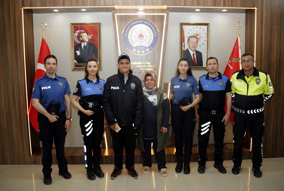 Yozgat'ta Emniyet Müdürlüğü ekipleri, otizmli çocuğun polis olma hayalini gerçeğe...