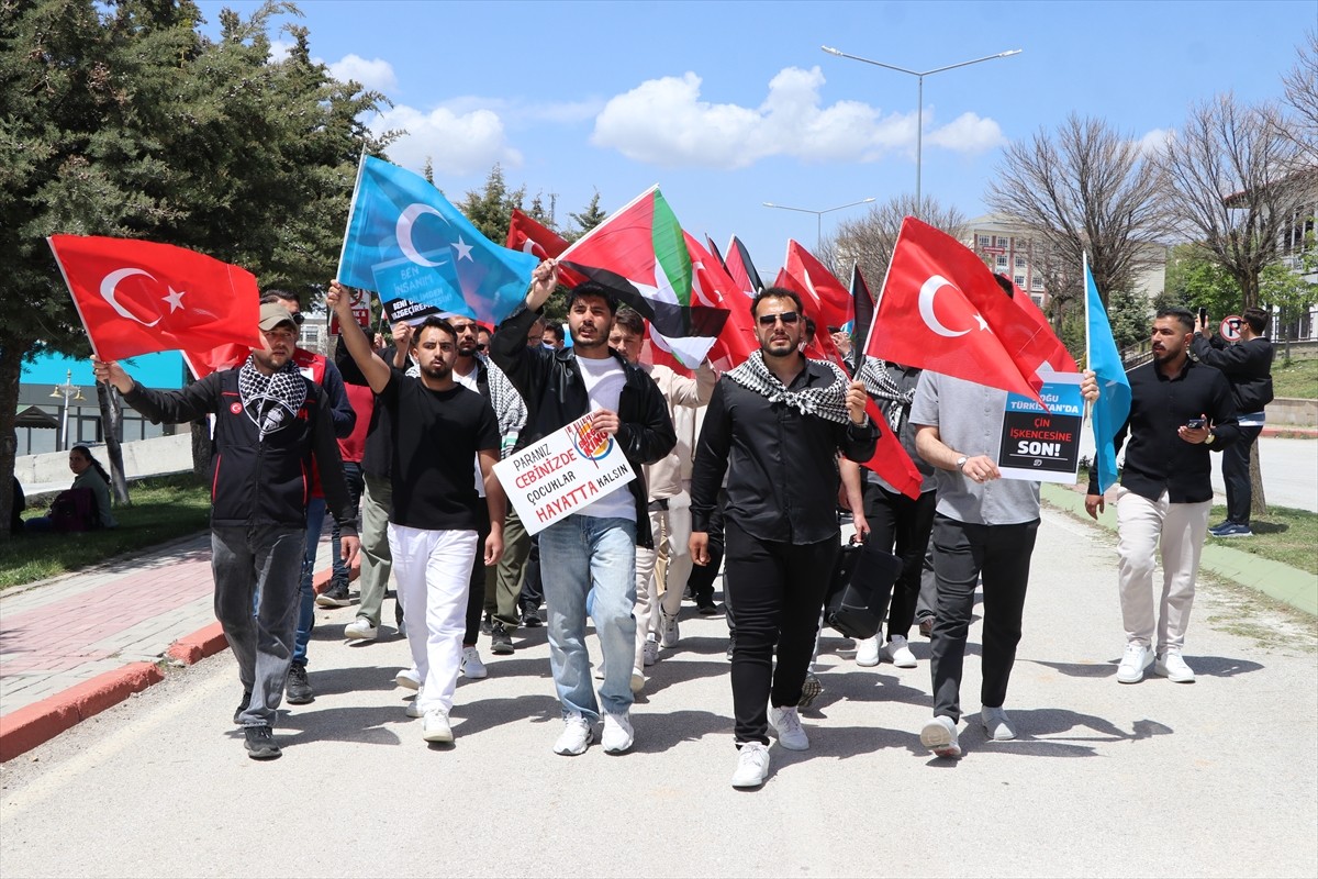 Yozgat Bozok Üniversitesi öğrencileri, düzenledikleri yürüyüşle İsrail'in Gazze'ye yönelik...