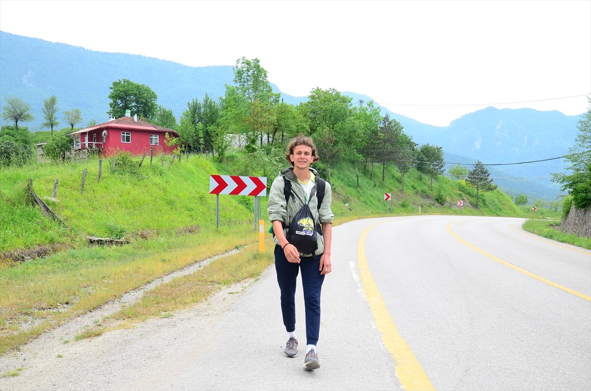 Yürüyerek Türkiye'yi gezmek amacıyla yaklaşık 50 gün önce yola çıkan 21 yaşındaki Mahmut Çam...