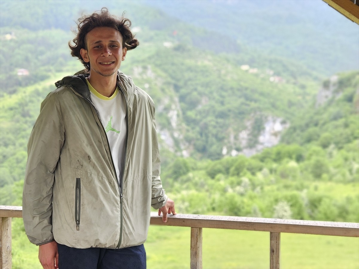 Yürüyerek Türkiye'yi gezmek amacıyla yaklaşık 50 gün önce yola çıkan 21 yaşındaki Mahmut Çam...