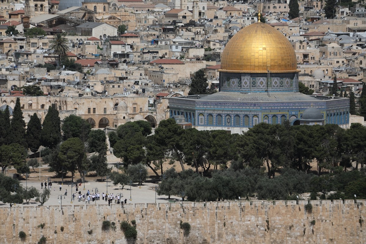 Yüzlerce fanatik Yahudi’nin Doğu Kudüs’ün İsrail tarafından işgalinin 58. yılı dolayısıyla İsrail...