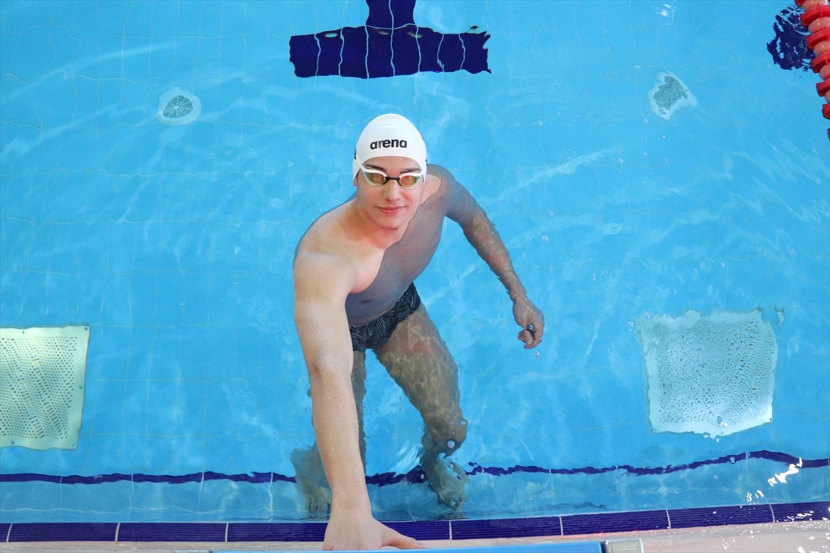 Yüzmede 6 Türkiye şampiyonluğu ve farklı kategorilerde toplam 90 madalyası bulunan milli sporcu...