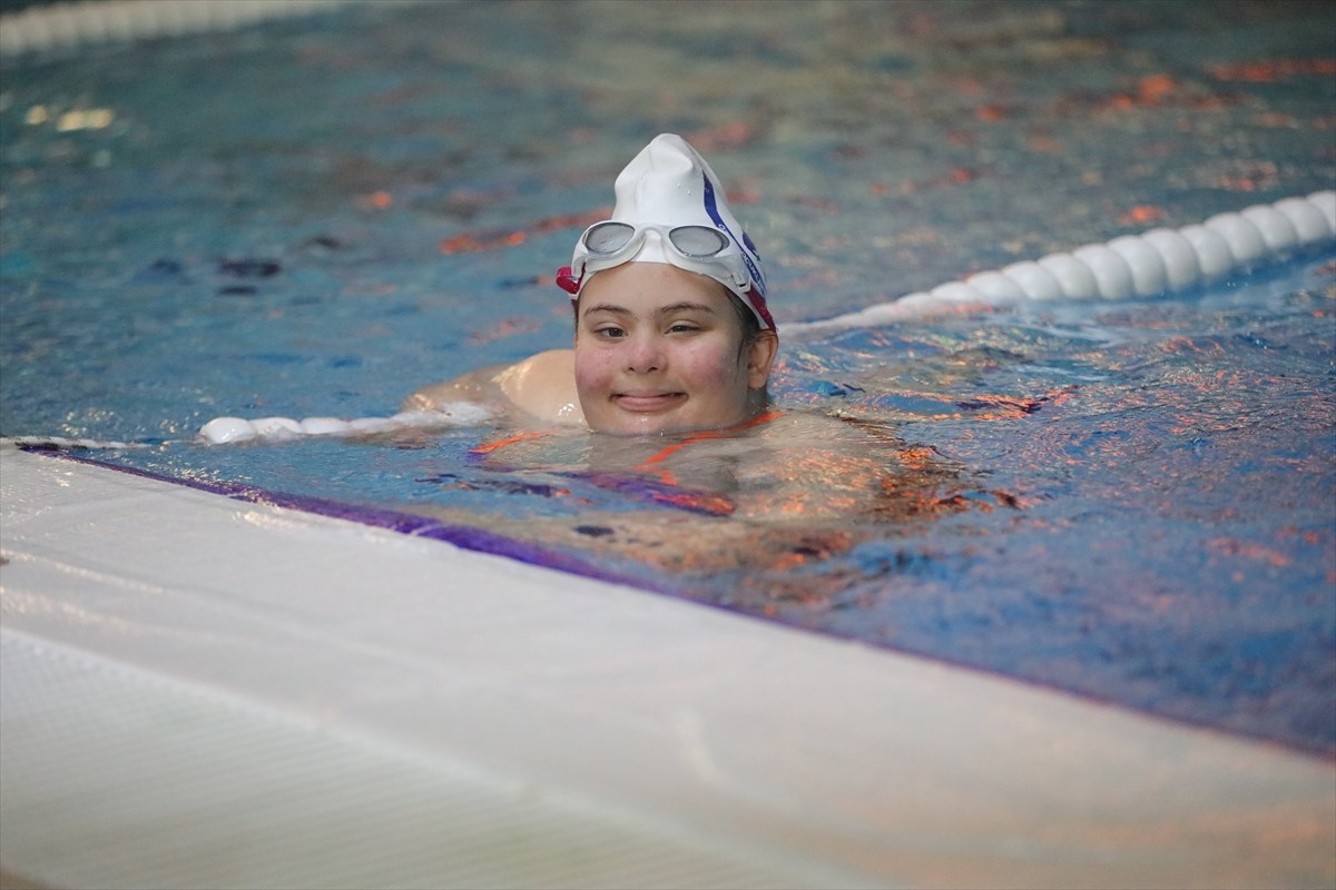 Zonguldak'ta lösemiyi yenmesinin ardından başladığı yüzmede şampiyonluk elde eden down sendromlu...