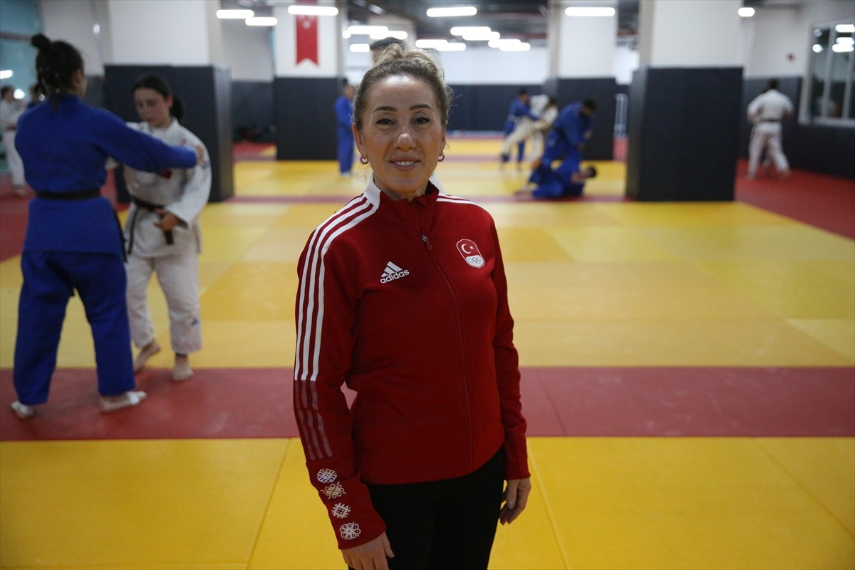 1992 Barselona Olimpiyat Oyunları'nda üçüncülük kürsüsüne çıkarak olimpiyatlarda madalya kazanan...