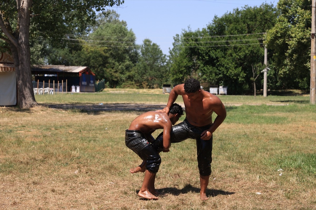  664. Tarihi Kırkpınar Yağlı Güreşleri öncesi hazırlıklarını sürdüren Edirneli pehlivanlar, iş...