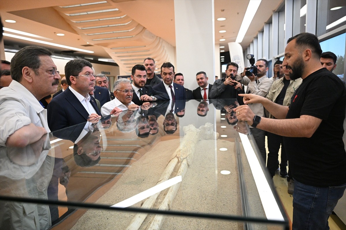 Adalet Bakanı Yılmaz Tunç (sol 2), Kayseri Büyükşehir Belediyesi bünyesinde hizmet veren Kayseri...