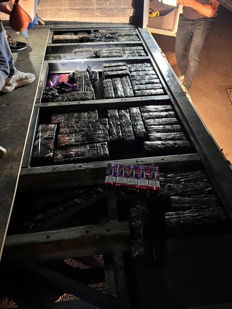Adana'da gümrük kaçağı 1210 elektronik sigara ele geçirilen kamyonetin sürücüsü...