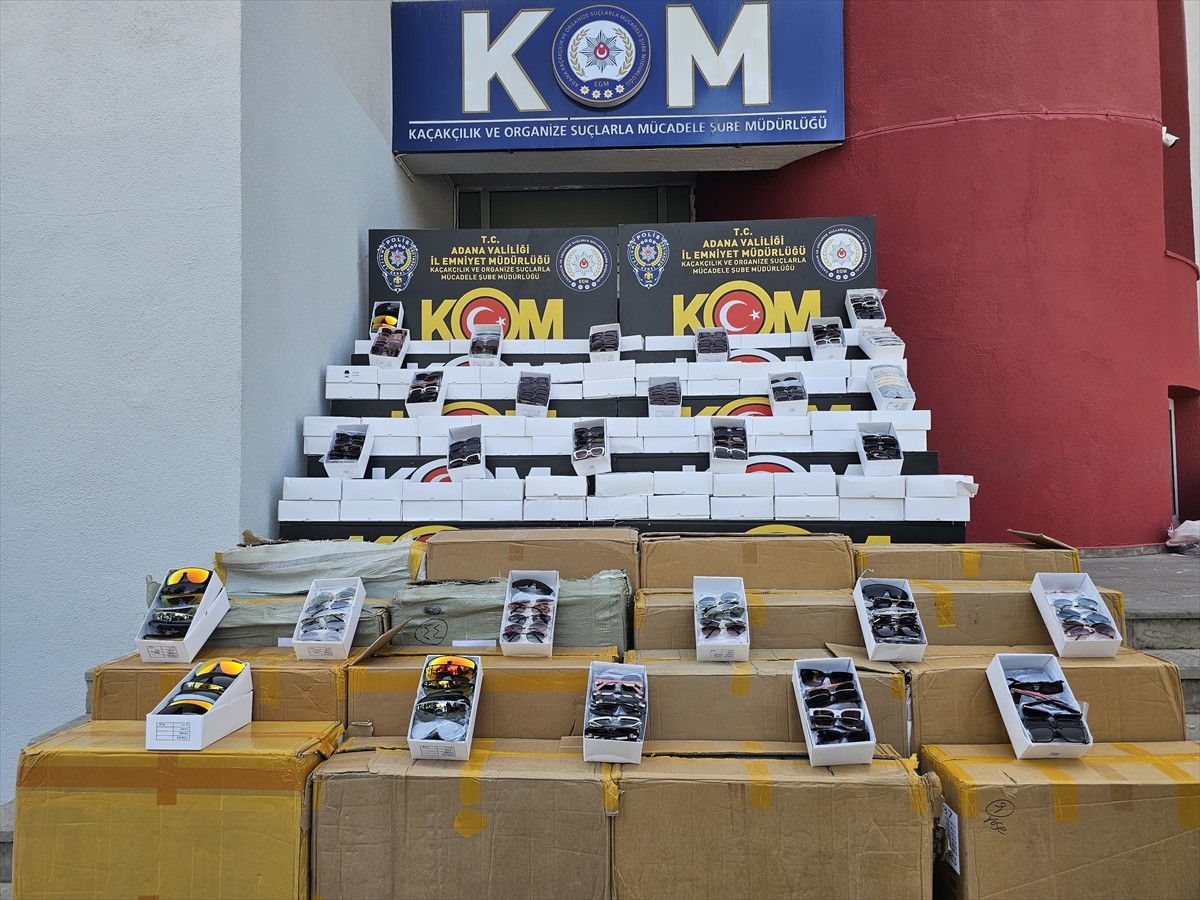 Adana'da gümrük kaçağı 2 bin 100 cep telefonu ile 12 bin güneş gözlüğü ele geçirilen iş yerindeki...