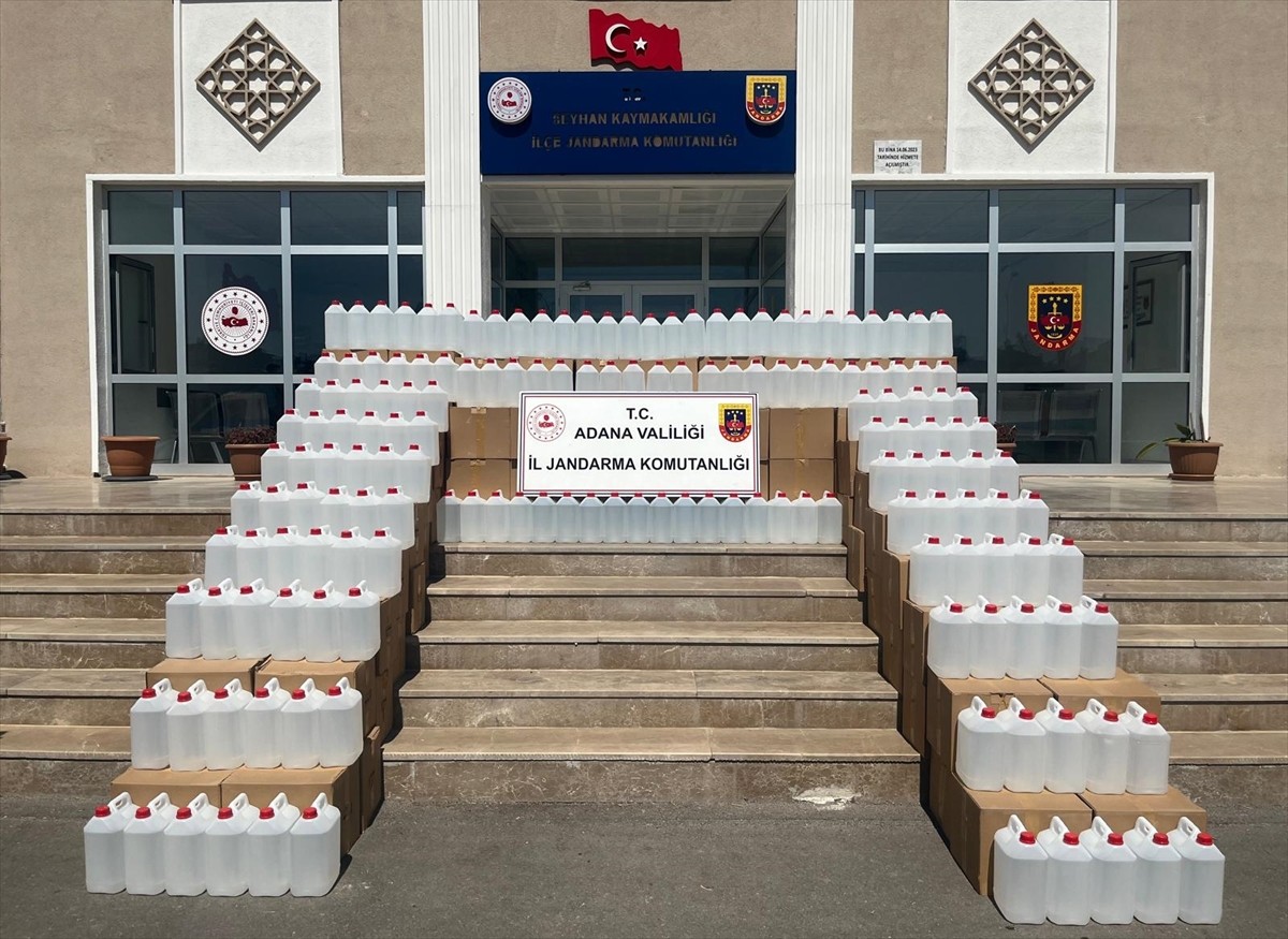 Adana'da jandarma ekipleri 3 bin litre kaçak etil alkol ele geçirdi, bir zanlı gözaltına...
