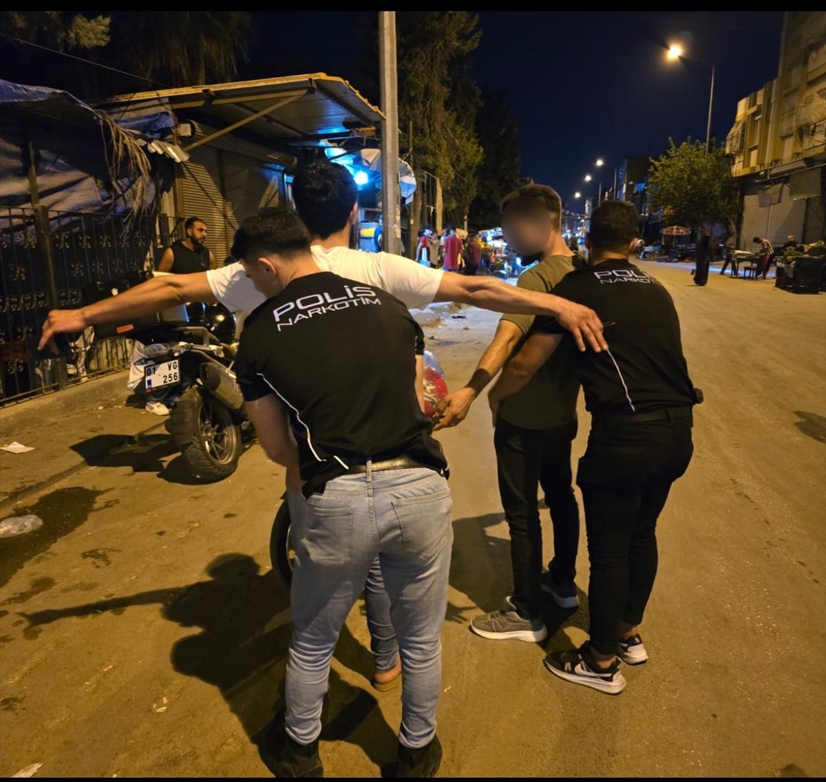 Adana'da narkotik ekiplerince düzenlenen uyuşturucu operasyonlarında 63 zanlı yakalandı.