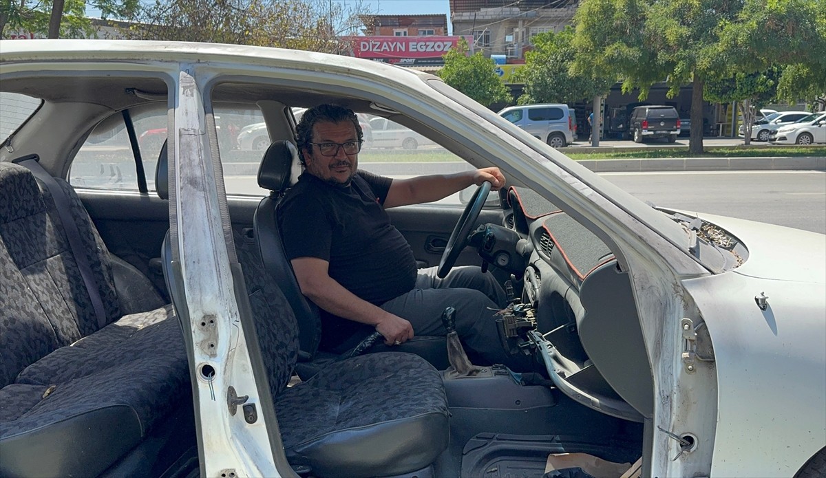 Adana'da park halindeki bir otomobilin kapılarını çalması güvenlik kamerasınca kaydedilen zanlı...