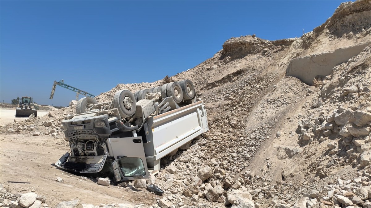 Adana'nın Ceyhan ilçesinde hafriyat döküm sahasındaki zeminin kayması sonucu devrilen kamyondaki...