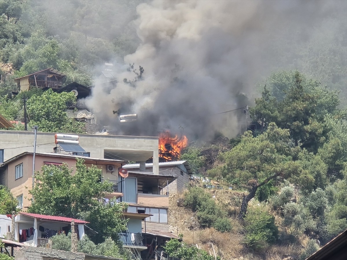 Adana'nın Feke ilçesinde bir evde çıkan yangın söndürüldü.