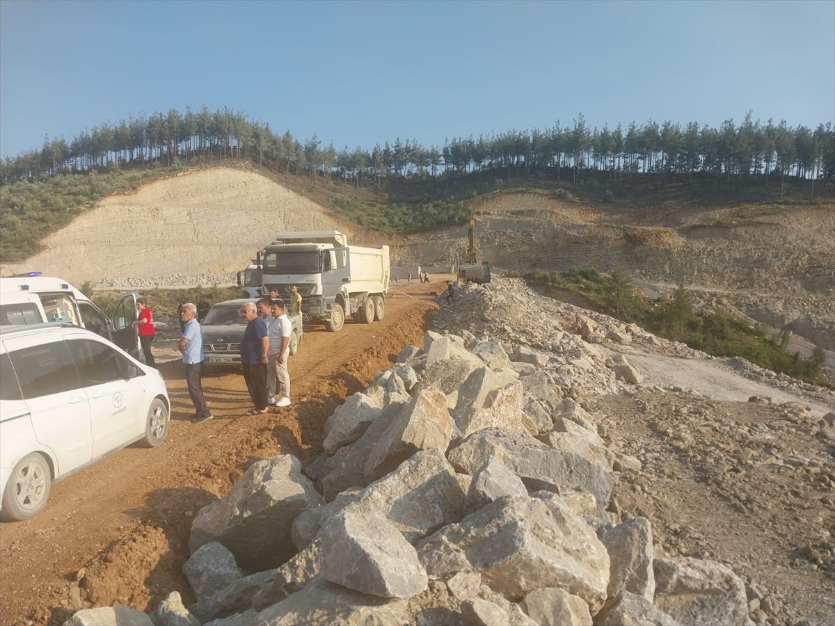 Adana'nın Feke ilçesinde yapımı süren gölet inşaatında meydana gelen göçükte bir işçi hayatını...