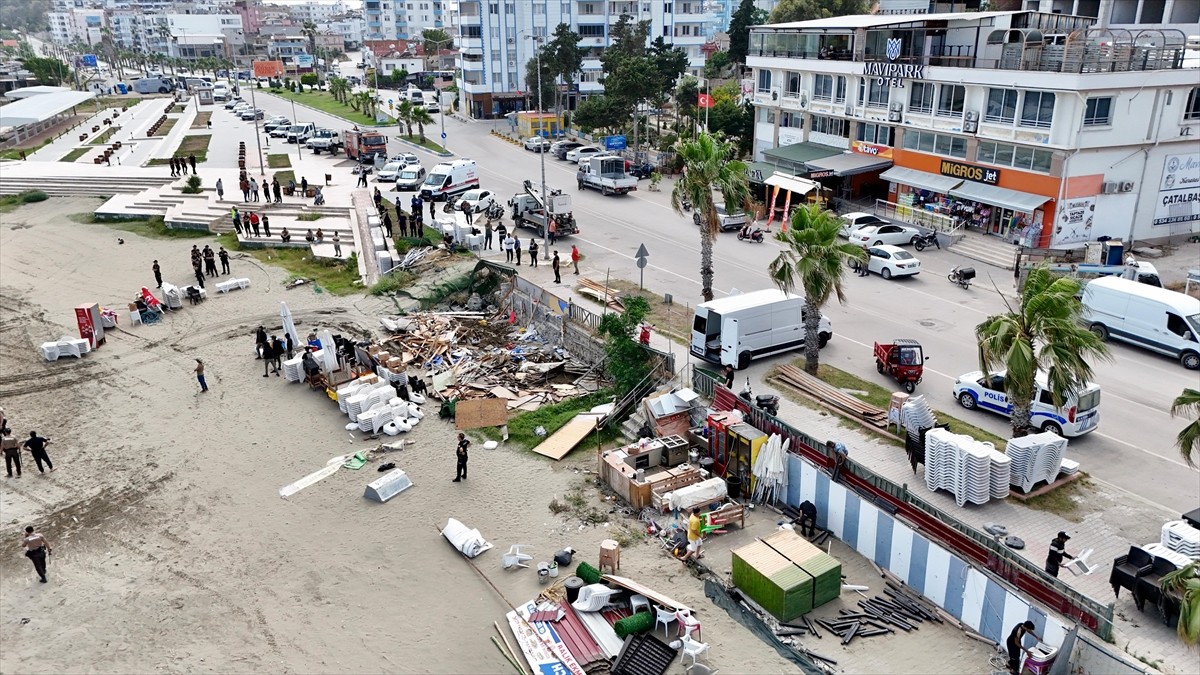 Adana'nın Karataş ilçesi sahilinde kaçak yapılaşma ve işgallere karşı başlatılan çalışmalar...