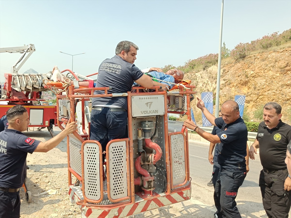 Adana'nın Kozan ilçesinde, çalıştığı evde elektrik akımına kapılan boyacı yaralandı. İtfaiye...