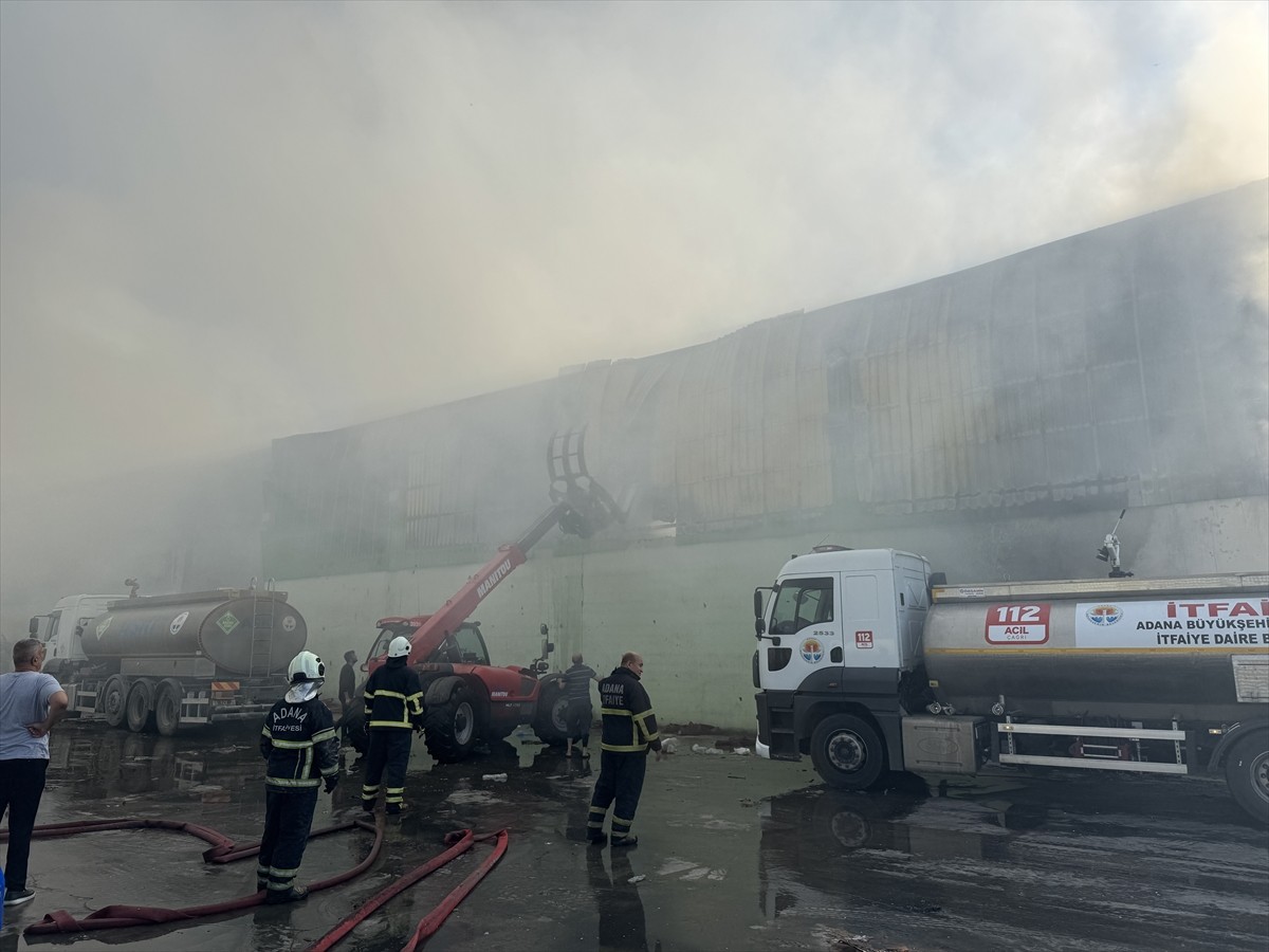Adana'nın merkez Seyhan ilçesinde geri dönüşüm tesisinde çıkan yangın, kontrol altına alındı....