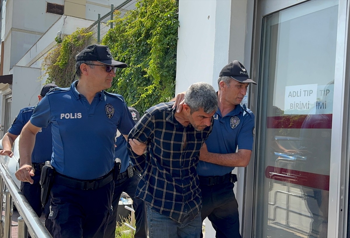 Adana'nın merkez Seyhan ilçesinde kavga ettiği dayısını bıçakla yaralayan şüpheli tutuklandı....