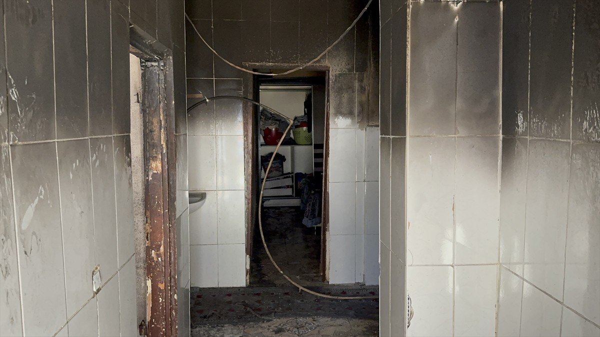 Adana'nın merkez Yüreğir ilçesinde 5 kişilik ailenin yaşadığı ev, gece saatlerinde ateşe verildi....