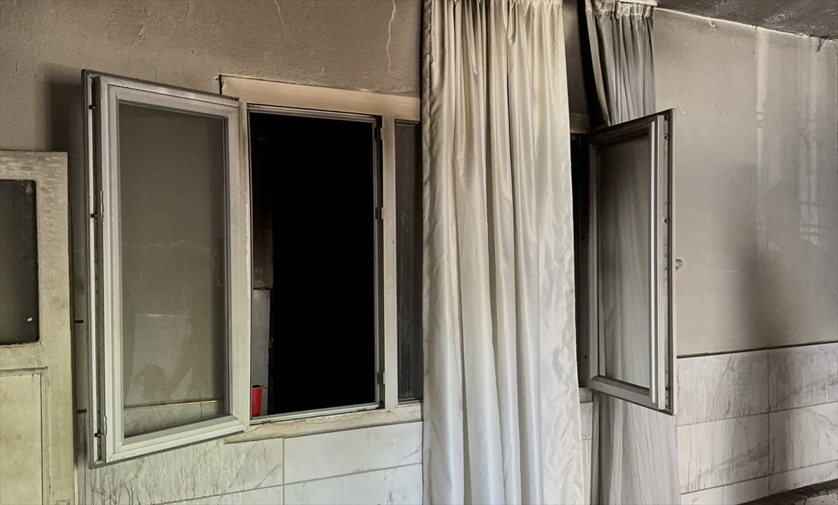 Adana'nın merkez Yüreğir ilçesinde 5 kişilik ailenin yaşadığı ev, gece saatlerinde ateşe verildi....