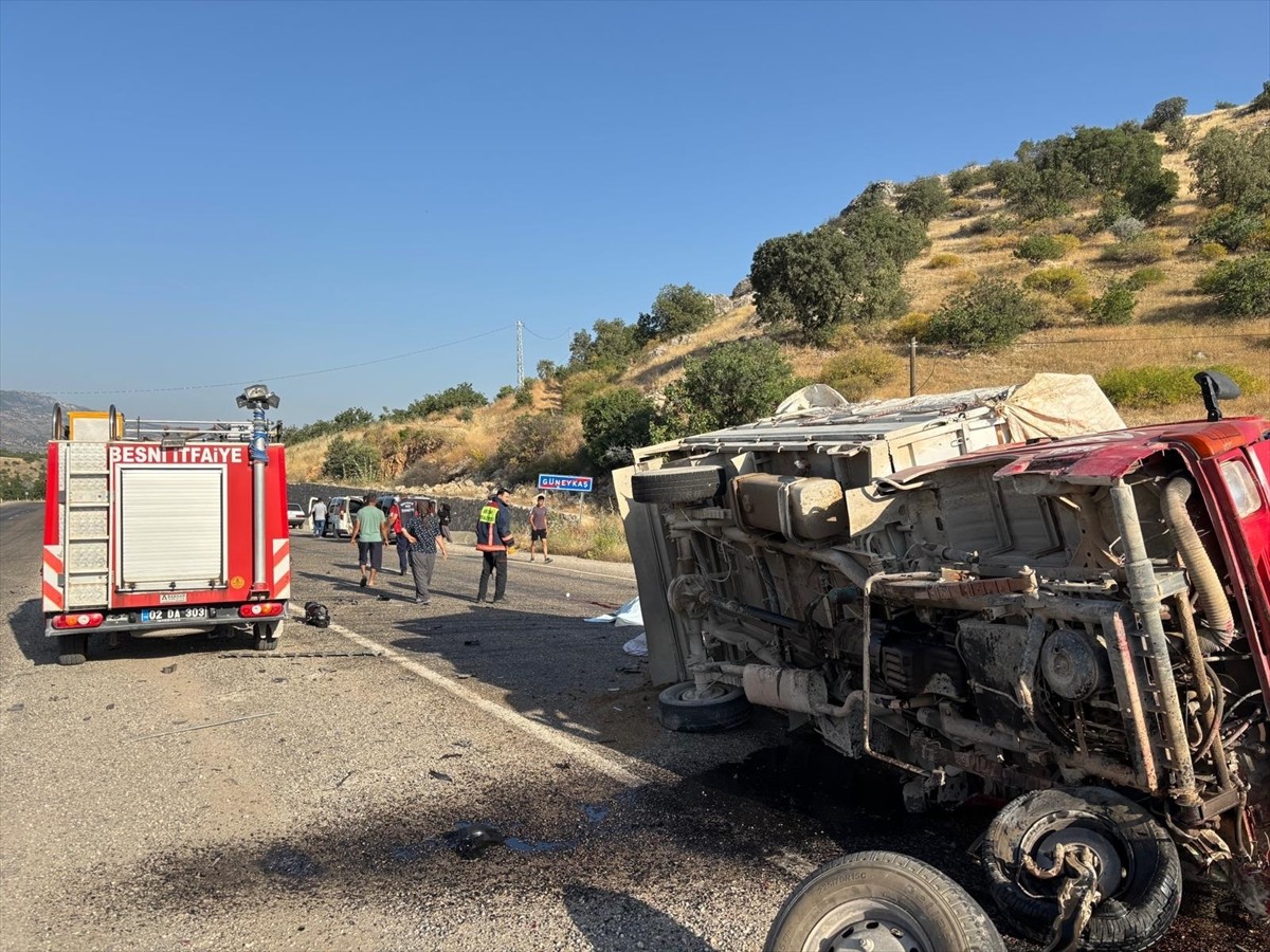 Adıyaman'ın Besni ilçesinde otomobil ile kamyonetin çarpışması sonucu 1 kişi öldü, 5 kişi...