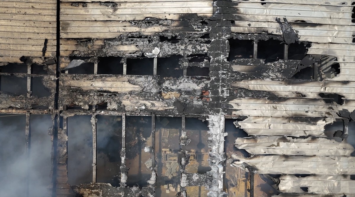 Adıyaman Organize Sanayi Bölgesi'ndeki bir fabrikada çıkan yangın ekiplerin müdahalesiyle...