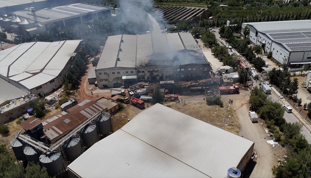 Adıyaman Organize Sanayi Bölgesi'ndeki bir fabrikada çıkan yangın ekiplerin müdahalesiyle...