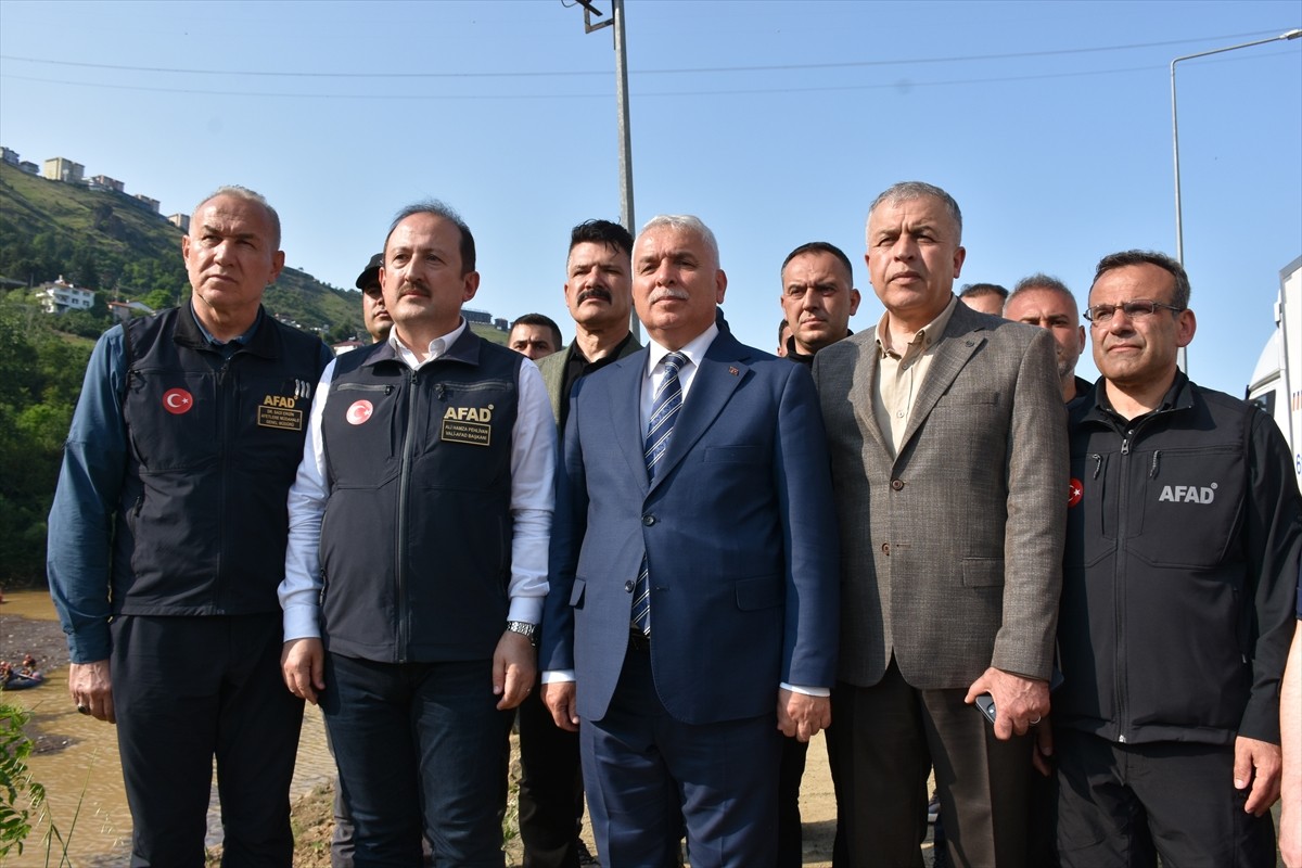 Afet ve Acil Durum Yönetimi (AFAD) Başkanı Ali Hamza Pehlivan (sol 2), Trabzon'da 3 Haziran'da...