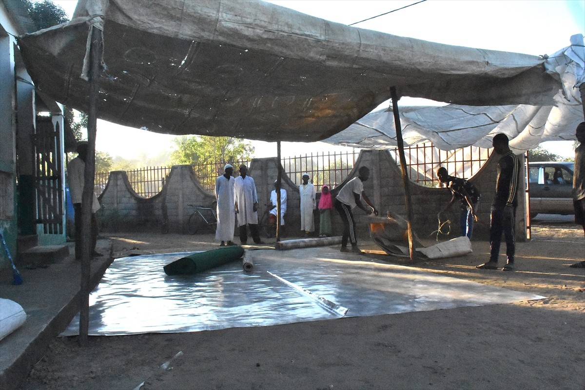  Afrika kıtasının doğusunda yer alan Madagaskar'da Müslümanlar, bayram namazı için camilerde ve...