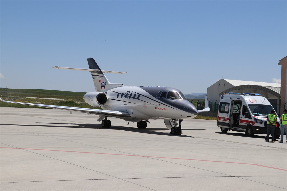 Ağrı'da 2 bin 240 gram olarak dünyaya gelen ve kalp damarı rahatsızlığı olan bebek, ambulans...