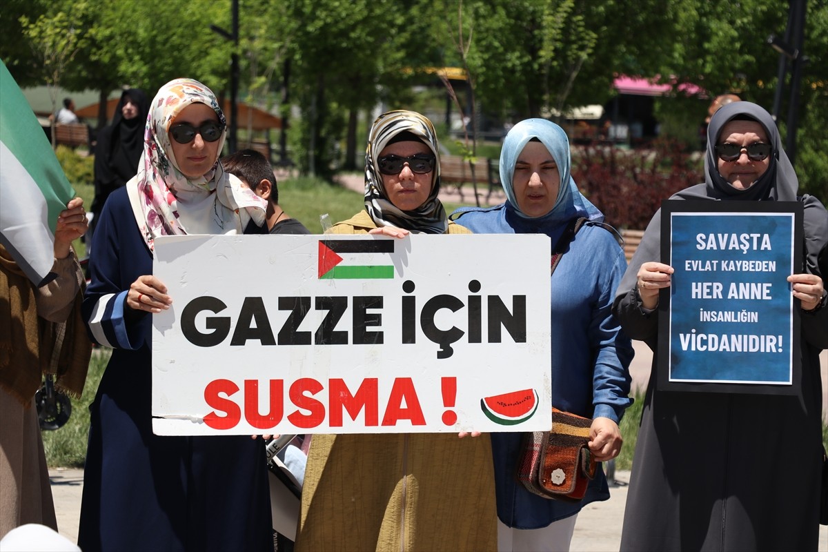 Ağrı'da bir araya gelen kadınlar, İsrail'in Gazze'ye yönelik saldırılarında anne ve çocukların...