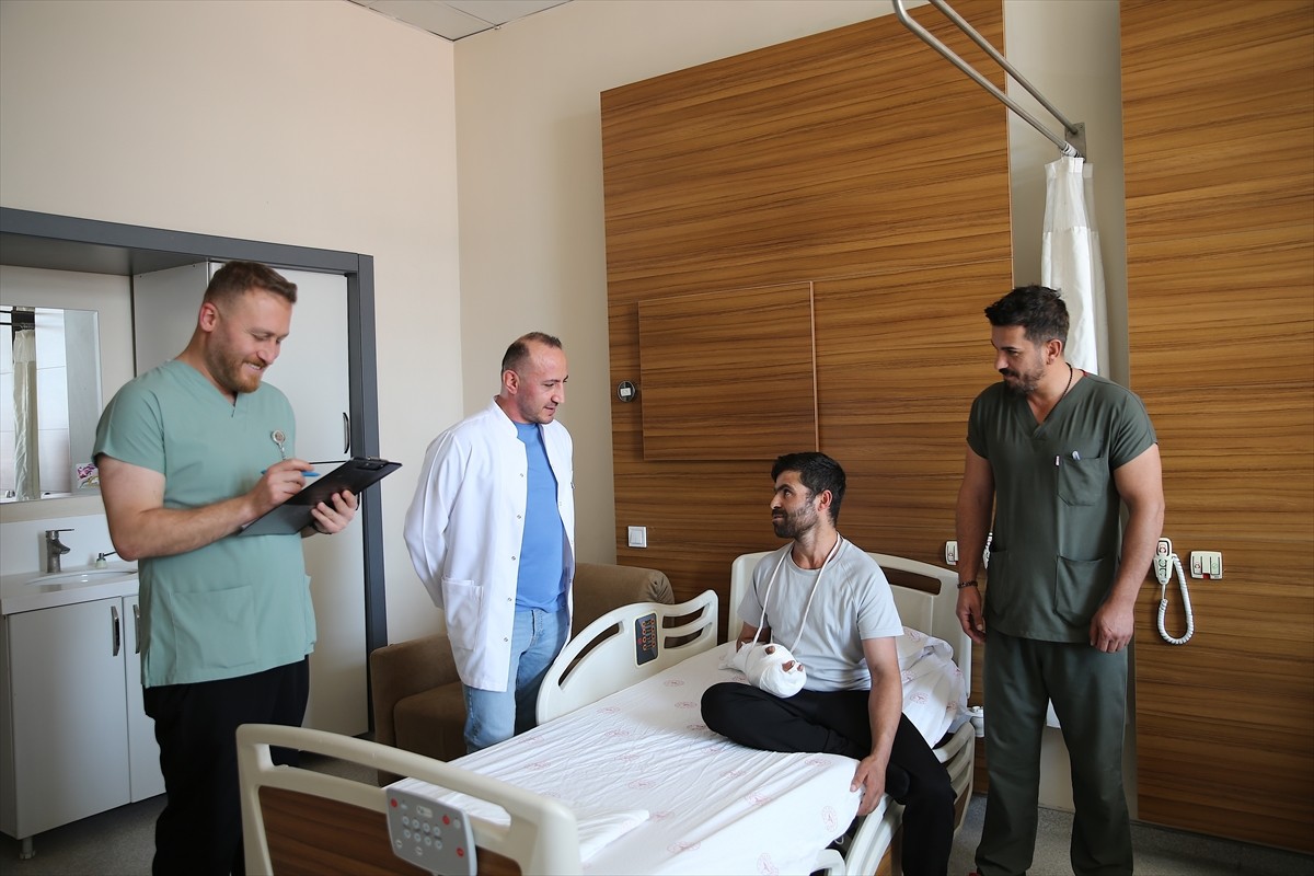 Ağrı'da çobanlık yapan 35 yaşındaki Sezgin Soray'ın av tüfeğinin ateşlenmesi sonucu parçalanan sağ...