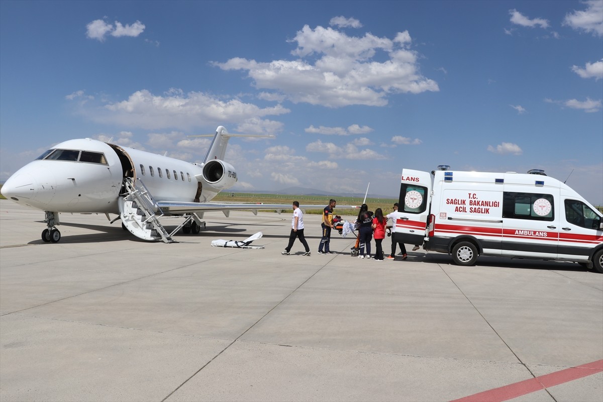 Ağrı'da rahatsızlanan Down sendromlu 4 yaşındaki çocuk, ambulans uçakla Ankara'ya sevk...
