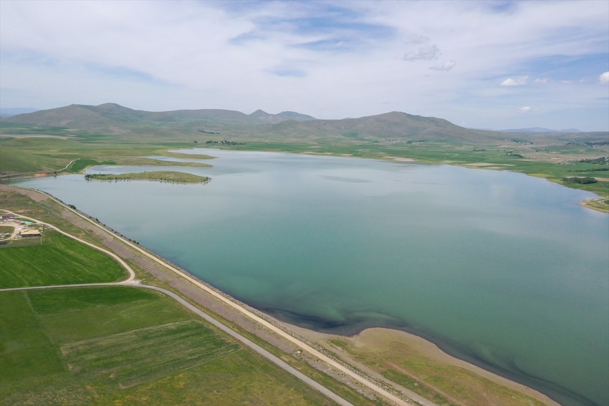 Ağrı'nın Patnos ilçesinde içme suyu ile tarımsal sulamada kullanılan ve kış aylarında büyük bölümü...