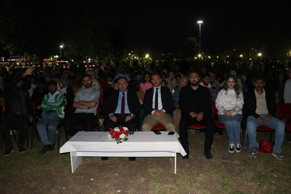 Ağrı ve Doğubayazıt ilçesinde etkinliklerde oyunlarla eğlenen çocuklar, açık havada sinema...