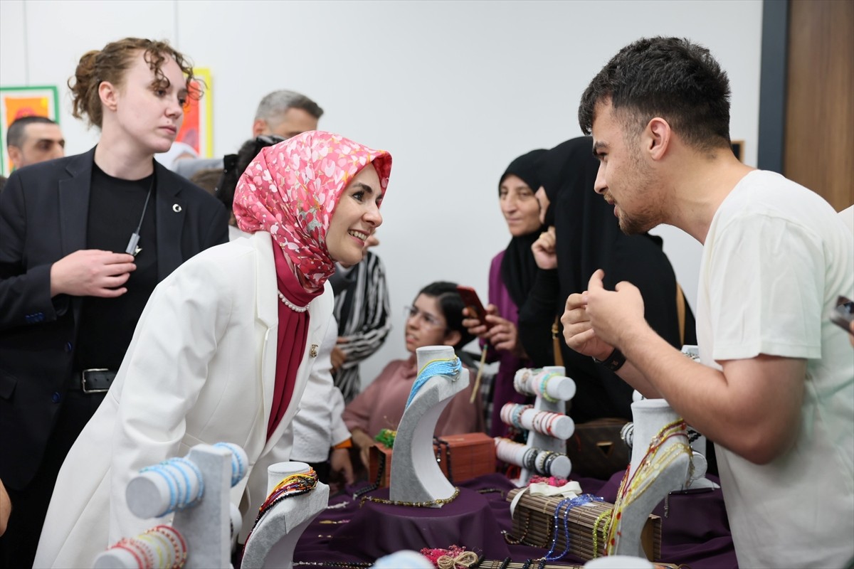 Aile ve Sosyal Hizmetler Bakanı Mahinur Özdemir Göktaş (sağ 2), Başakşehir Engelsiz Yaşam Merkezi...