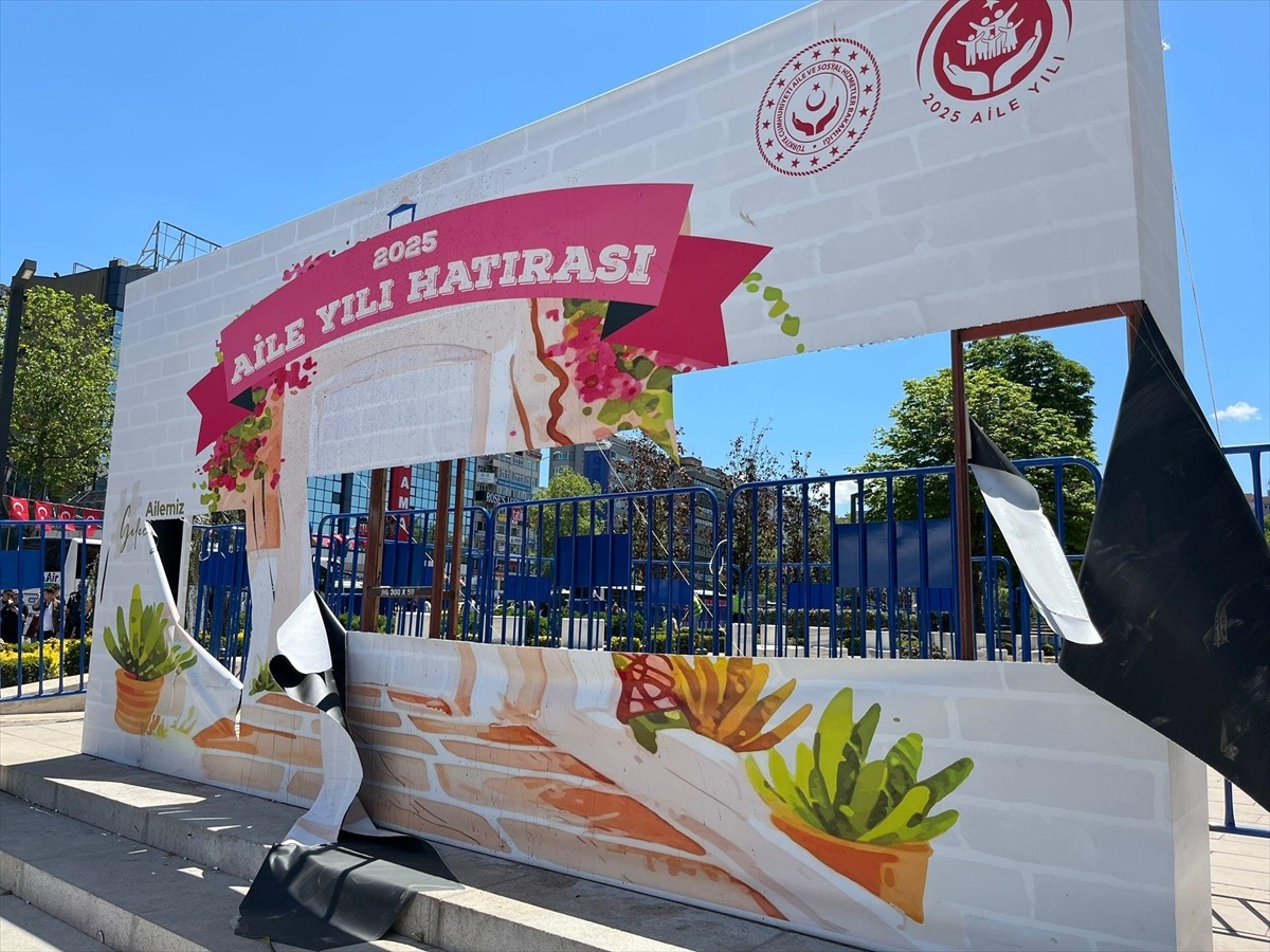 Aile ve Sosyal Hizmetler Bakanlığı yetkilileri, Aile Yılı panosuna zarar veren gençlerle görüşerek...