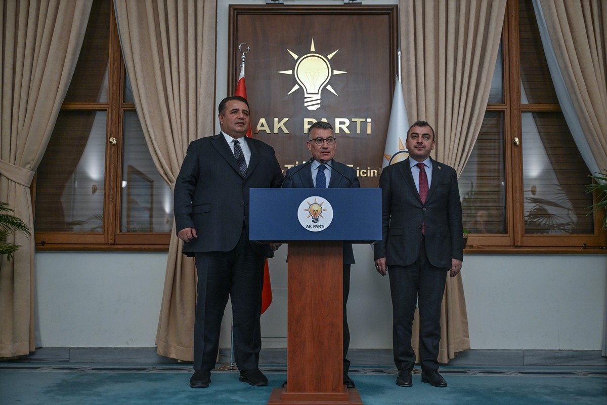 AK Parti Grup Başkanı Abdullah Güler (ortada), Çorum Milletvekili Oğuzhan Kaya (solda) ve...