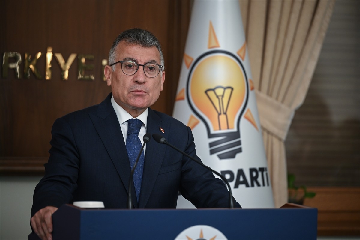 AK Parti Grup Başkanı Abdullah Güler, TBMM'de düzenlediği basın toplantısında açıklamalarda...