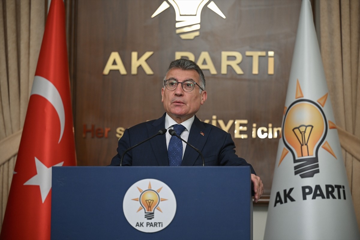AK Parti Grup Başkanı Abdullah Güler, TBMM'de düzenlediği basın toplantısında açıklamalarda...