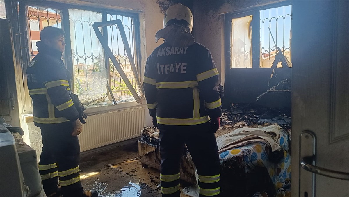 Aksaray'da bir apartmanın giriş katında çıkan yangına müdahale eden kişi dumandan etkilendi....