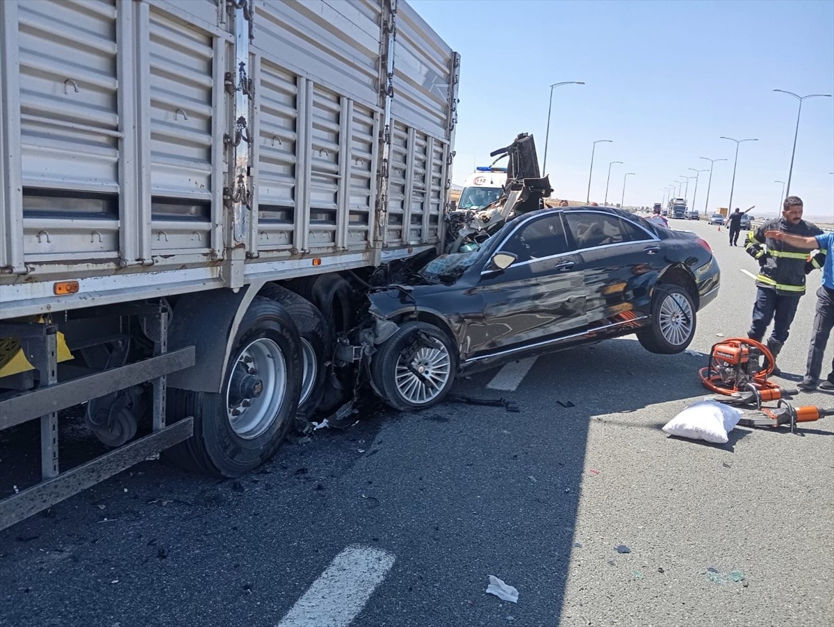 Aksaray'da park halindeki tıra arkadan çarpan otomobildeki 2 kişi hayatını kaybetti, 1 kişi...