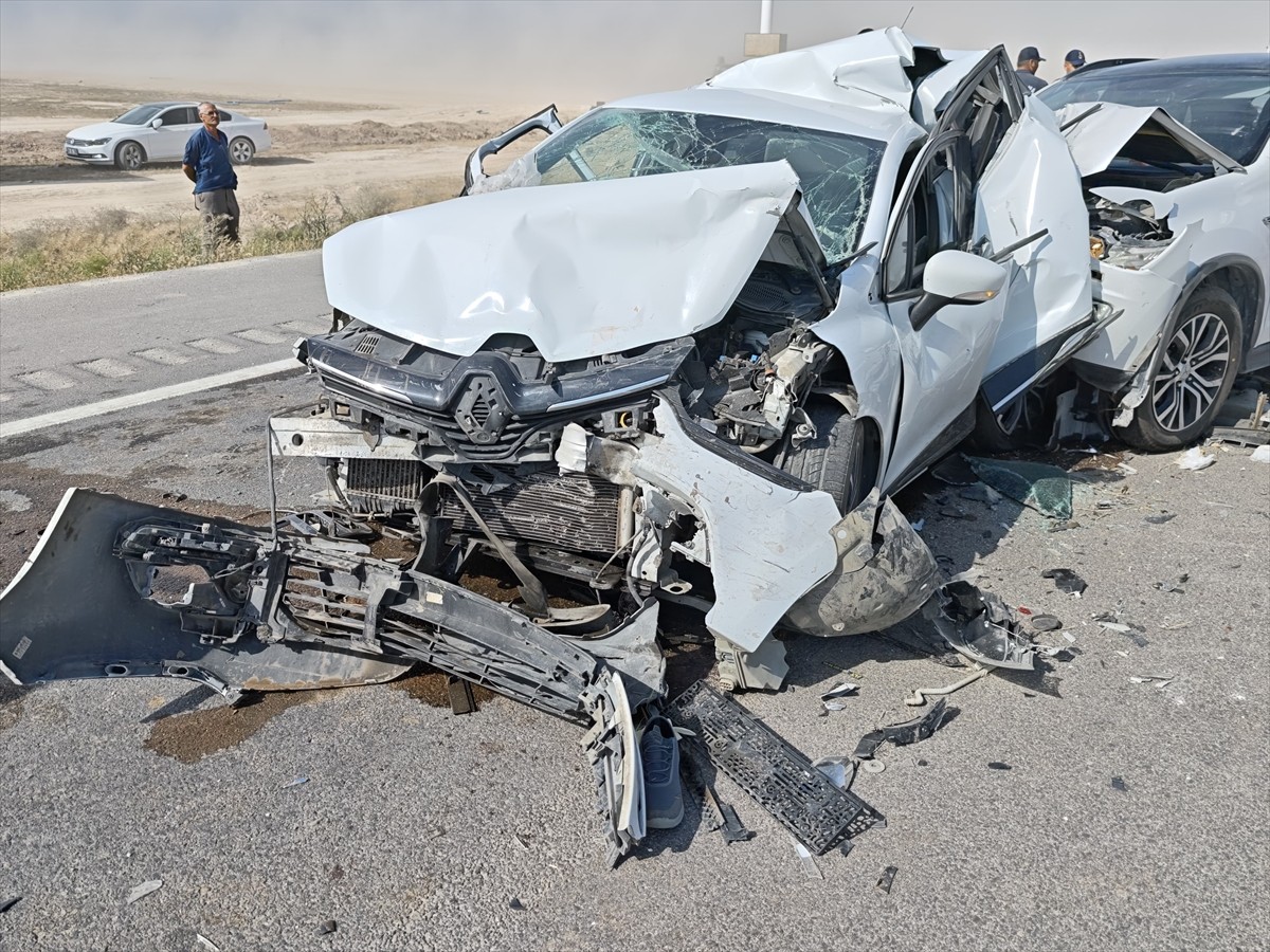 Aksaray'ın Sultanhanı ilçesinde 5 aracın karıştığı zincirleme trafik kazasında 11 kişi...