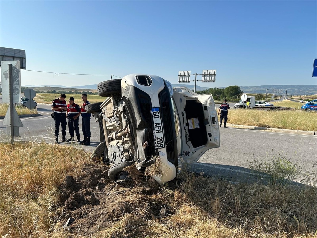 Amasya'nın Merzifon ilçesinde hafif ticari araç ile otomobilin çarpışması sonucu 7 kişi...